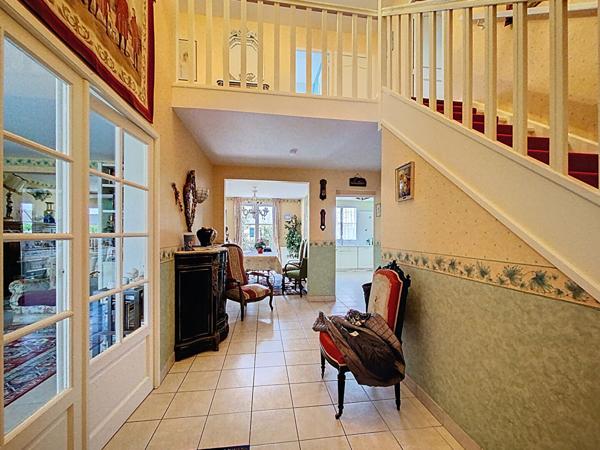 A vendre Angers Lac de Maine, environnement calme proche parc, lac de Maine et coulée verte, maison familiale plus de 150m² habitable,hall d'entrée, 4 chambres dont une suite parental avec dressing,double salon plus salle à manger, mezzanine, une salle de