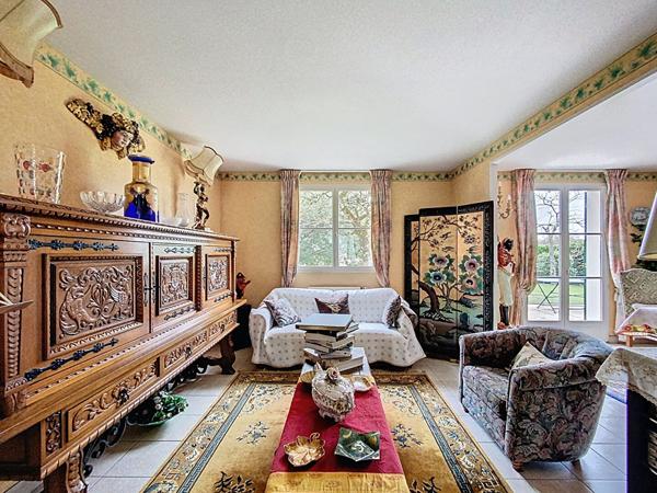 A vendre Angers Lac de Maine, environnement calme proche parc, lac de Maine et coulée verte, maison familiale plus de 150m² habitable,hall d'entrée, 4 chambres dont une suite parental avec dressing,double salon plus salle à manger, mezzanine, une salle de