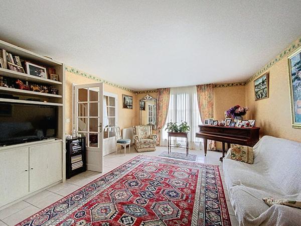 A vendre Angers Lac de Maine, environnement calme proche parc, lac de Maine et coulée verte, maison familiale plus de 150m² habitable,hall d'entrée, 4 chambres dont une suite parental avec dressing,double salon plus salle à manger, mezzanine, une salle de