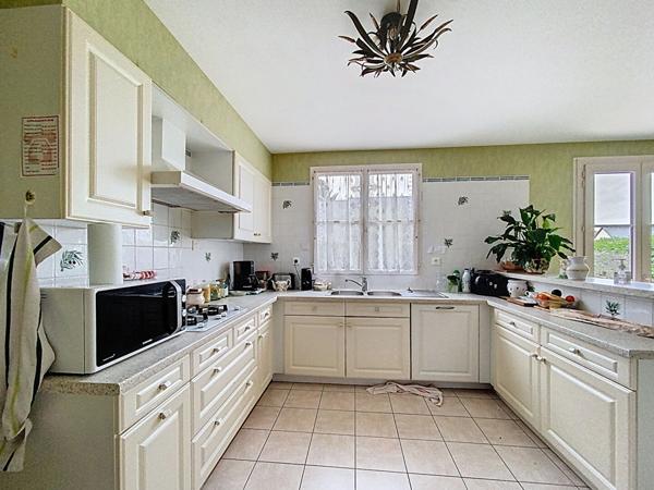 A vendre Angers Lac de Maine, environnement calme proche parc, lac de Maine et coulée verte, maison familiale plus de 150m² habitable,hall d'entrée, 4 chambres dont une suite parental avec dressing,double salon plus salle à manger, mezzanine, une salle de