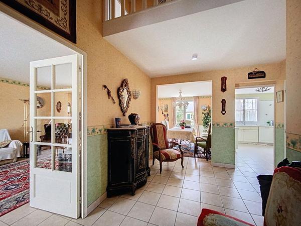 A vendre Angers Lac de Maine, environnement calme proche parc, lac de Maine et coulée verte, maison familiale plus de 150m² habitable,hall d'entrée, 4 chambres dont une suite parental avec dressing,double salon plus salle à manger, mezzanine, une salle de