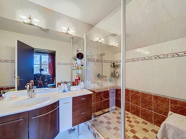 A vendre Angers Lac de Maine, environnement calme proche parc, lac de Maine et coulée verte, maison familiale plus de 150m² habitable,hall d'entrée, 4 chambres dont une suite parental avec dressing,double salon plus salle à manger, mezzanine, une salle de