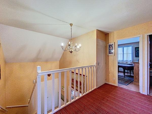 A vendre Angers Lac de Maine, environnement calme proche parc, lac de Maine et coulée verte, maison familiale plus de 150m² habitable,hall d'entrée, 4 chambres dont une suite parental avec dressing,double salon plus salle à manger, mezzanine, une salle de