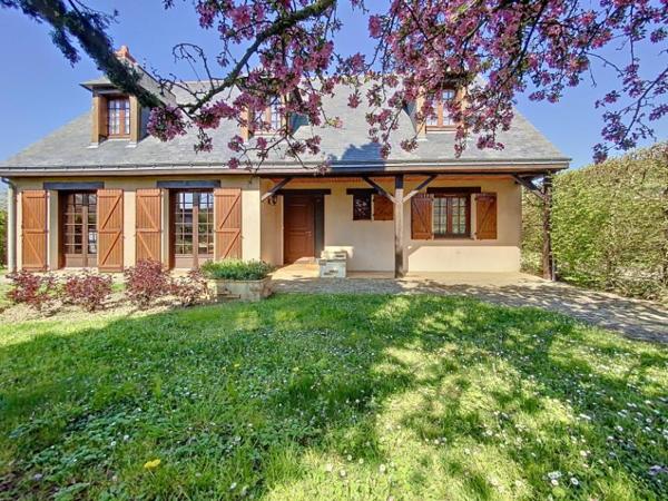 A vendre belle maison familiale avec vie de plain-pied et vue imprenable sur la campagne environnante.