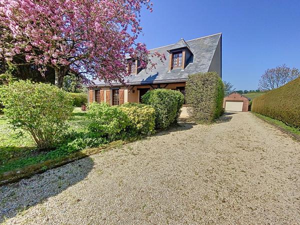 A vendre belle maison familiale avec vie de plain-pied et vue imprenable sur la campagne environnante.