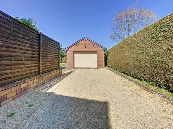 A vendre belle maison familiale avec vie de plain-pied et vue imprenable sur la campagne environnante.