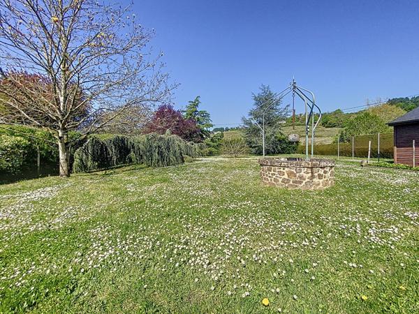 A vendre belle maison familiale avec vie de plain-pied et vue imprenable sur la campagne environnante.
