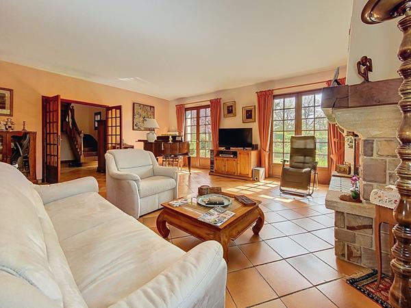 A vendre belle maison familiale avec vie de plain-pied et vue imprenable sur la campagne environnante.