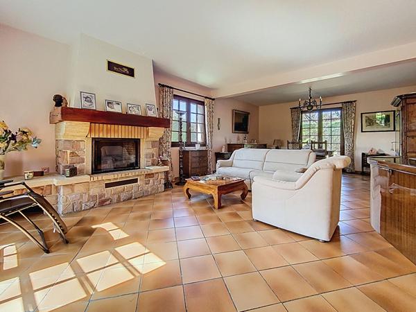 A vendre belle maison familiale avec vie de plain-pied et vue imprenable sur la campagne environnante.