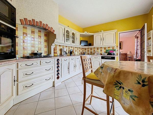 A vendre belle maison familiale avec vie de plain-pied et vue imprenable sur la campagne environnante.