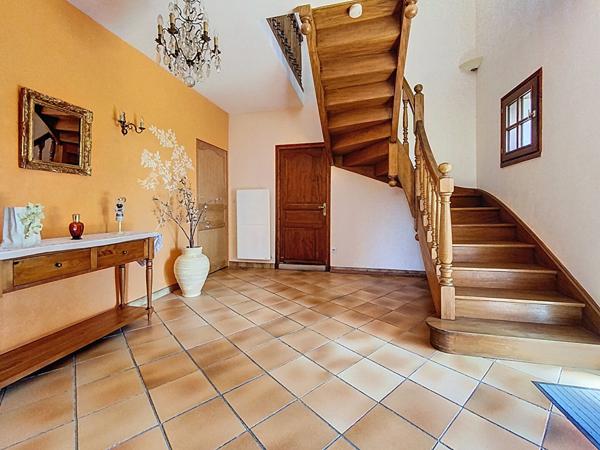 A vendre belle maison familiale avec vie de plain-pied et vue imprenable sur la campagne environnante.