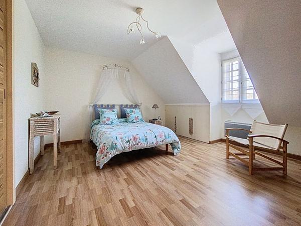 A vendre belle maison familiale avec vie de plain-pied et vue imprenable sur la campagne environnante.