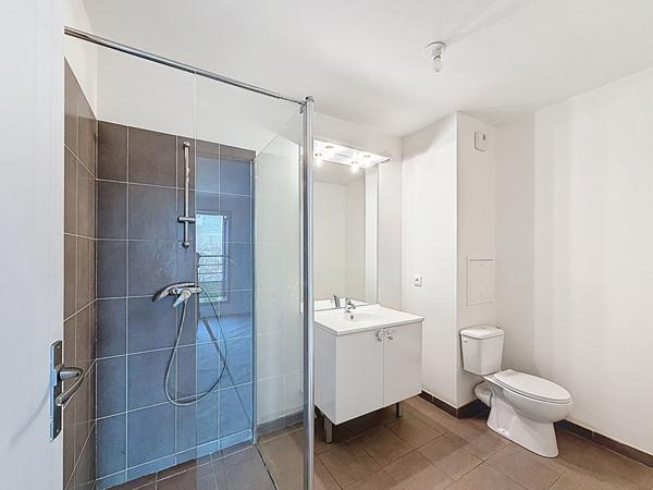 BAGNOLET PROCHE MONTREUIL, QUARTIER DES COUTURES, 10 MIN DU METRO, BEAU ET GRAND 2 PIECES AVEC LOGGIA AU CALME ET SANS VIS A VIS