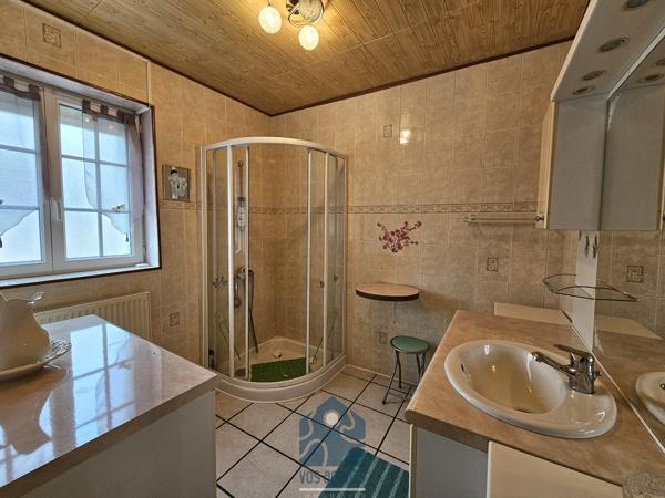Maison 3 pièces avec garage, cour et grenier