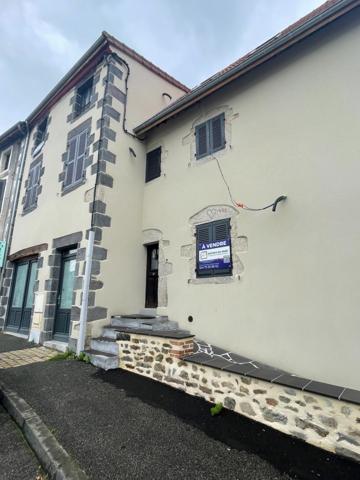 Immeuble ancien divisé en 3 appartements en cours de restauration