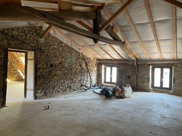 Immeuble ancien divisé en 3 appartements en cours de restauration