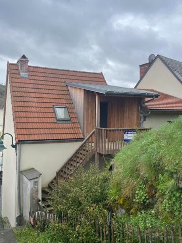 Immeuble ancien divisé en 3 appartements en cours de restauration