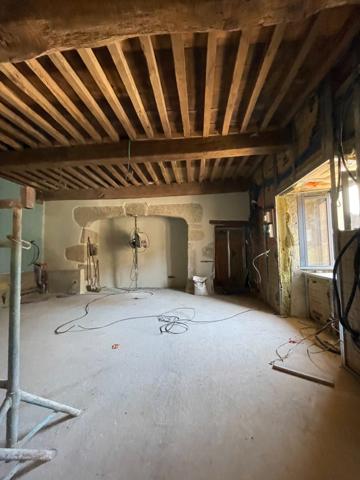 Immeuble ancien divisé en 3 appartements en cours de restauration