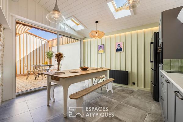 Ancienne épicerie devenue refuge de prestige près de la plage