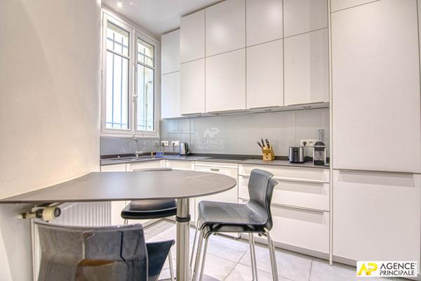 Versailles Saint-Louis Appartement 6 pièces 144.03 m² carrez situé au 2ème étage avec chambre de service, cave et parking en option €1 150 000 ** - Référence 27655