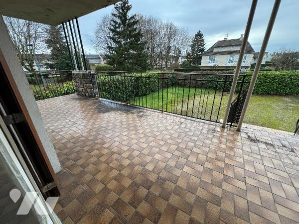 SAINT APOLLINAIRE, pavillon sur sous-sol indépendant sur 632 m² de terrain de type F5.