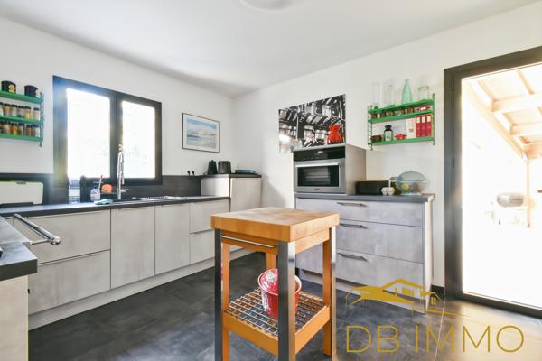 Maison familiale 168 m² avec piscine et grand jardin, à pied du centre de Châteauneuf-de-Gadagne