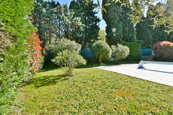 Maison familiale 168 m² avec piscine et grand jardin, à pied du centre de Châteauneuf-de-Gadagne