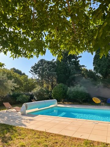 Maison familiale 168 m² avec piscine et grand jardin, à pied du centre de Châteauneuf-de-Gadagne