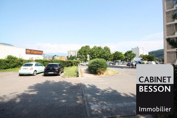 SASSENAGE, Avenue de Romans - Bureau à louer entièrement rénové - 11,20m² - 400€/mois CC *** Laurent ARDITO 06 89 11 99 67 ***