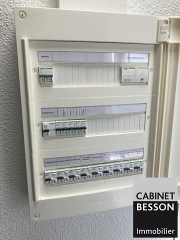 SASSENAGE, Avenue de Romans - Bureau à louer entièrement rénové - 11,20m² - 400€/mois CC *** Laurent ARDITO 06 89 11 99 67 ***