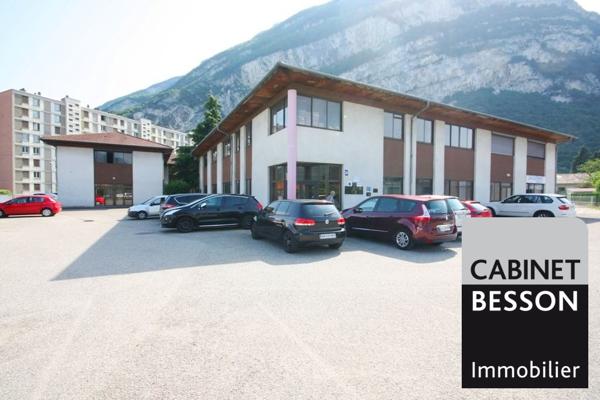 SASSENAGE, Avenue de Romans - Bureau à louer entièrement rénové - 11,20m² - 400€/mois CC *** Laurent ARDITO 06 89 11 99 67 ***