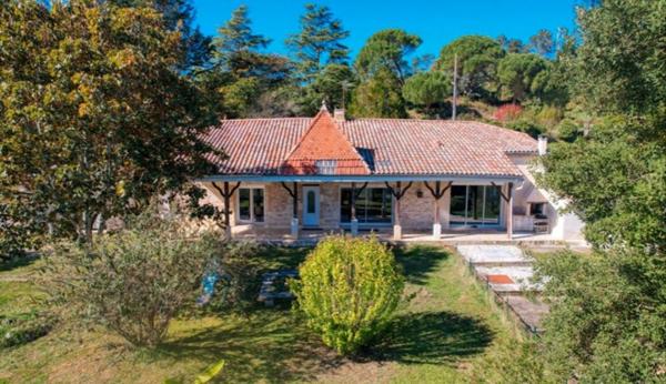 Maison en pierre rénovée avec plus d’un hectare de terrain
