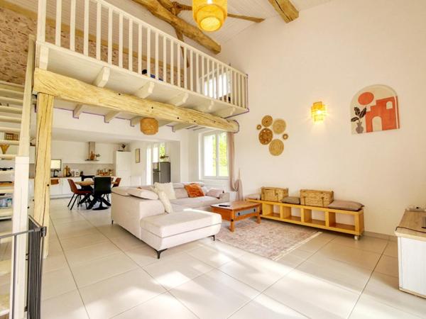 Maison en pierre rénovée avec plus d’un hectare de terrain