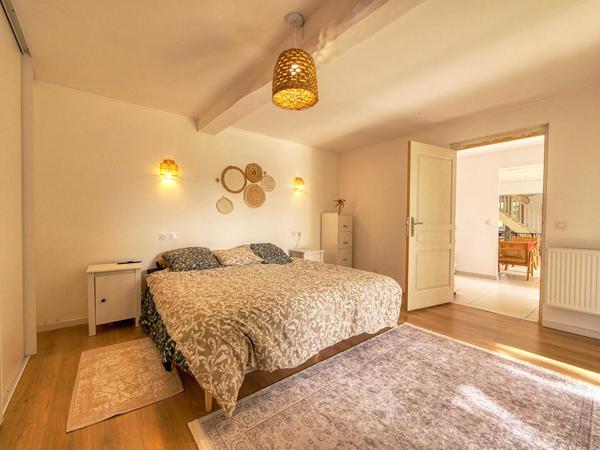 Maison en pierre rénovée avec plus d’un hectare de terrain
