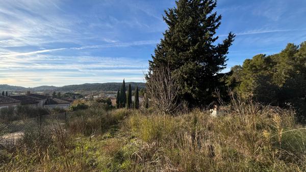 Terrain constructible 1 133 m² à Meyreuil avec vue dominante plein sud et libre constructeur