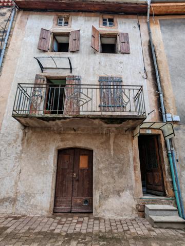 MAISON DE VILLAGE  – VERNOUX CENTRE (104 m² + garage + cave)