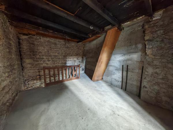 MAISON DE VILLAGE  – VERNOUX CENTRE (104 m² + garage + cave)