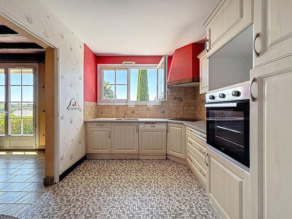 Maison offrant un beau potentiel avec vue dégagée, idéalement située à Chalonnes-sur-Loire, à proximité de la gare.