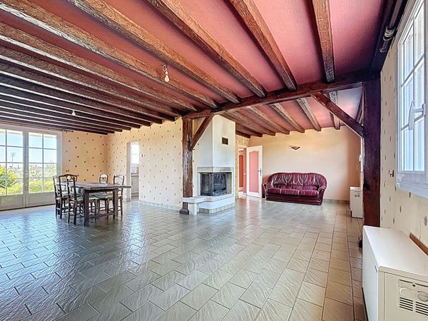 Maison offrant un beau potentiel avec vue dégagée, idéalement située à Chalonnes-sur-Loire, à proximité de la gare.