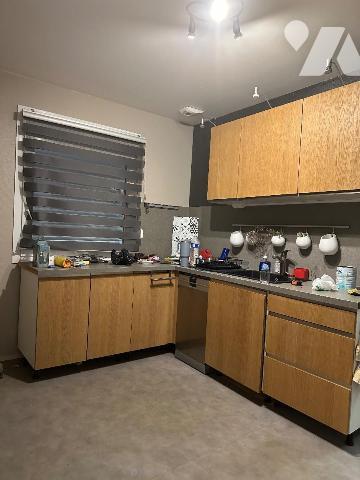 Maison construite en 1983 sur un terrain clos de 705 m² offrant une surface habitable de 75 m²....