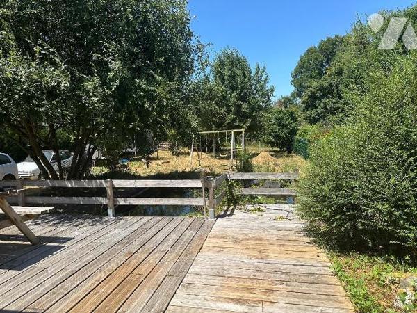 Maison construite en 1983 sur un terrain clos de 705 m² offrant une surface habitable de 75 m²....