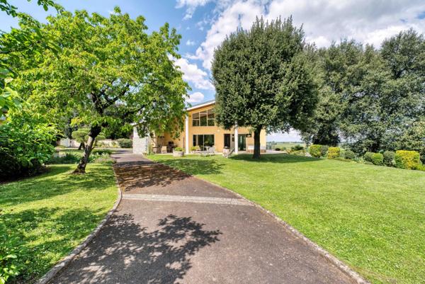 Villa surplombant la Charente à Chateaubernard