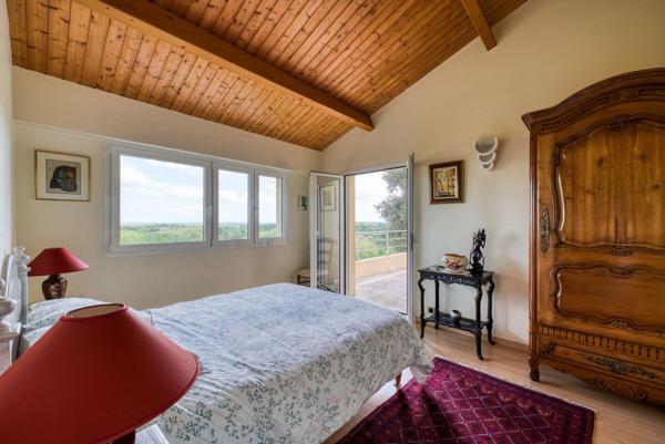 Villa surplombant la Charente à Chateaubernard