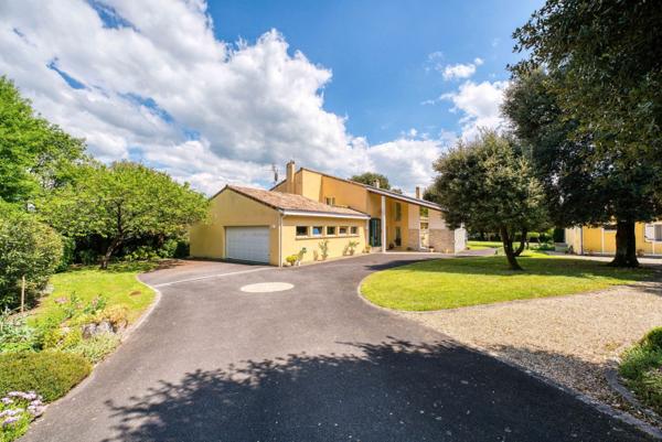 Villa surplombant la Charente à Chateaubernard