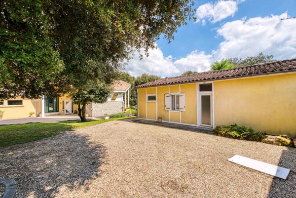 Villa surplombant la Charente à Chateaubernard