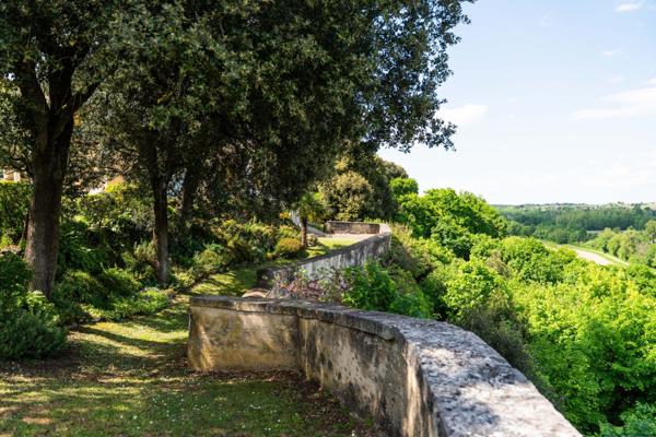 Villa surplombant la Charente à Chateaubernard