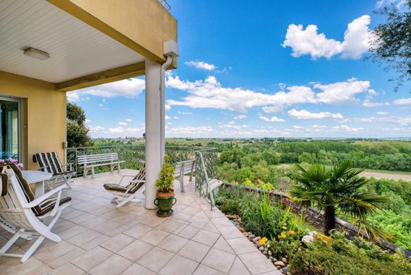 Villa surplombant la Charente à Chateaubernard
