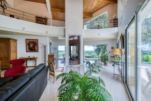 Villa surplombant la Charente à Chateaubernard