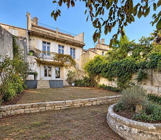 ANGOULEME belle maison de ville rénovée avec beaucoup de caractère offrant terrasses jardin et petit garage.