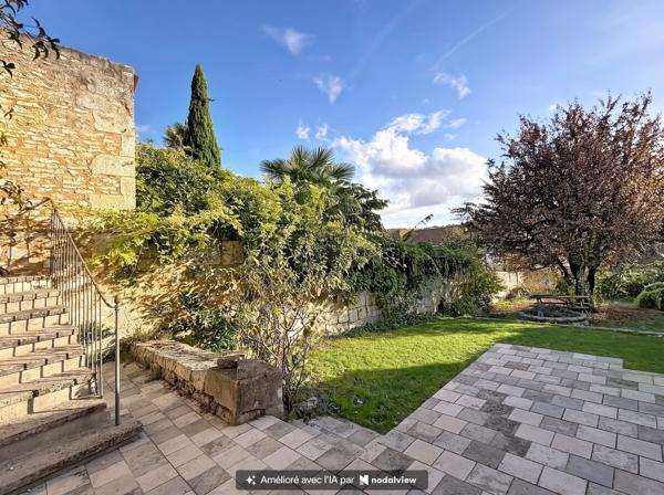 ANGOULEME belle maison de ville rénovée avec beaucoup de caractère offrant terrasses jardin et petit garage.